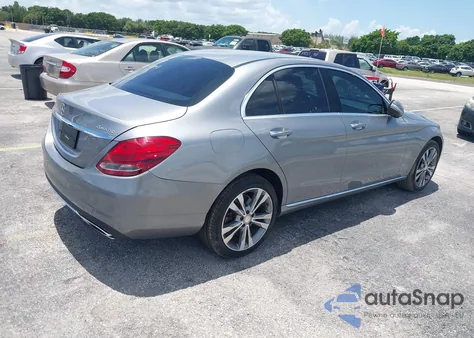 2015 Mercedes-Benz C 300 4Matic/Luxury 4Matic/Sport 4Matic z USA, uszkodzony, nr VIN 55SWF4KB4FU019156